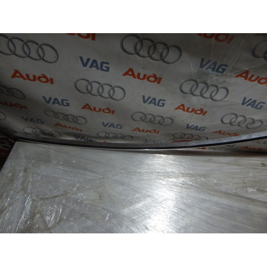 Правый молдинг двери AUDI A4 8K5853704E 2009-2012