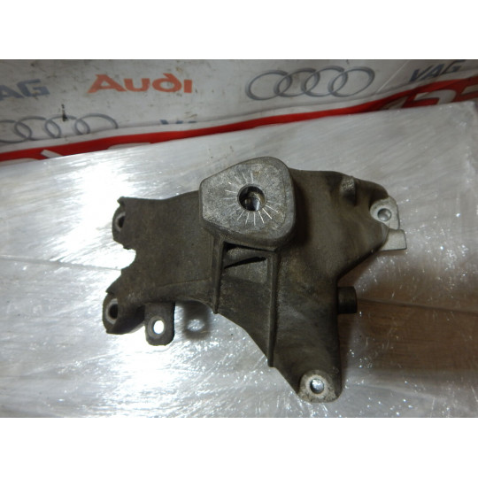 Кронштейн подушки двигателя AUDI A4 8K0199308AP 2008-2012