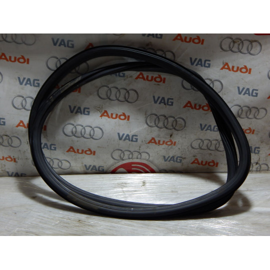 Уплотнитель передних дверей AUDI А3 8V5831721 2013-2016