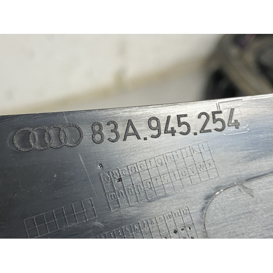 Накладка заднього ліхтаря права AUDI Q3 83A945254 2019-