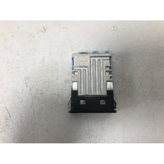 USB гнездо BMW i4 G26 84108711939 2021-