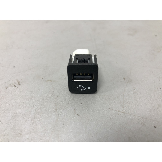 USB гнездо BMW i4 G26 84109229294 2021-