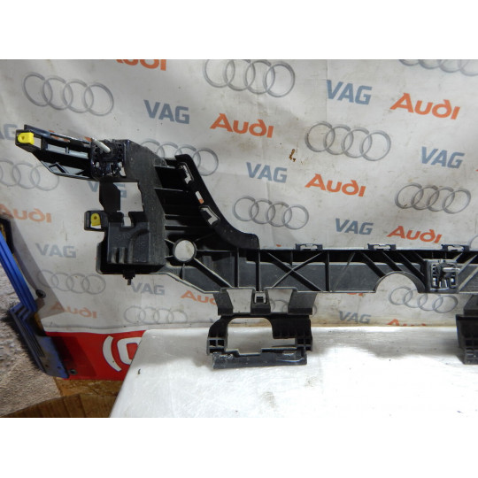 Кріплення заднього бампера AUDI A4 8W5807385A 2016-2020