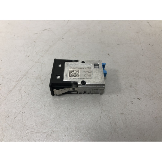 Гніздо USB подвійне BMW X3 G01 84108711938 2021-