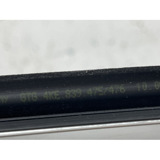 Ущільнювач скла задніх правих дверей з декоративною накладкою AUDI E-Tron 4KE839476 2019-