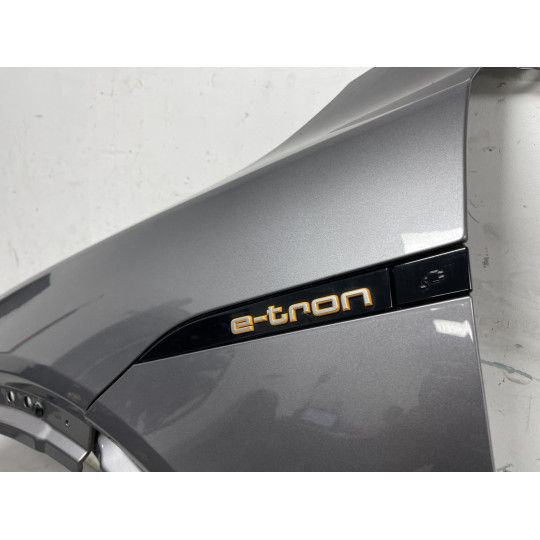 Крило переднє ліве AUDI E-Tron колір 2L / Z7F 4KE821021C 2019-