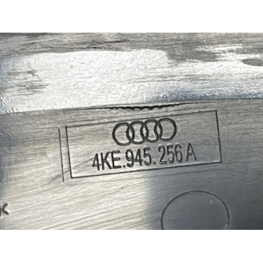 Накладка правого заднего фонаря AUDI E-Tron 4KE945256A 2019-