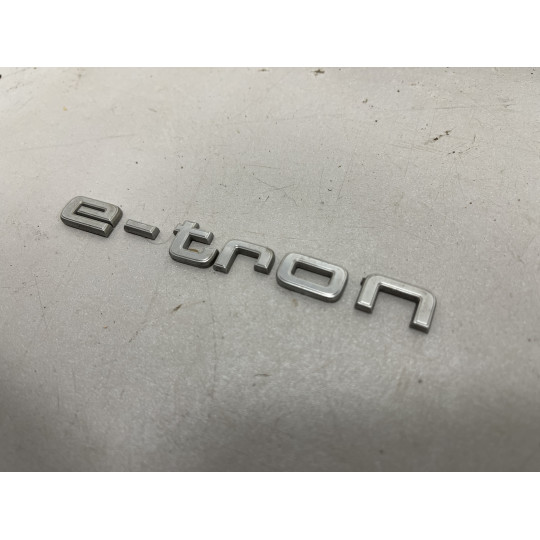 Щиток с надписью "e-tron" AUDI E-Tron 4KE071803 2019-