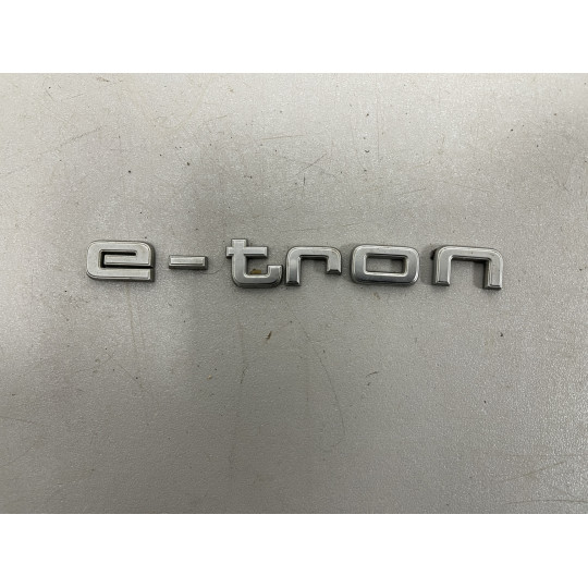 Щиток с надписью "e-tron" AUDI E-Tron 4KE071803 2019-