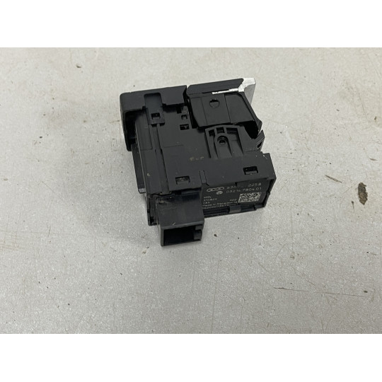 Кнопка паркування AUDI Q3 83A927225B 2019-