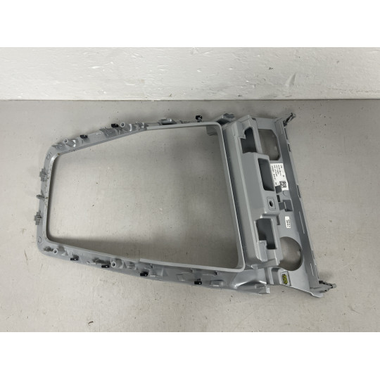 Декоративная рамка панели передач AUDI Q3 83B864260 2019-