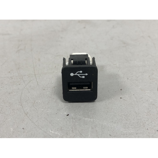 USB гнездо BMW i4 G26 84109229294 2021-