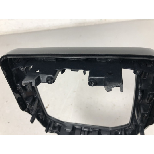 Декоративная накладка центральной консоли (дефект) BMW i5 G60 51165A13175 2023-